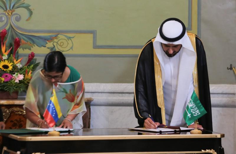 Venezuelas Außenministerin Delcy Rodríguez und der saudische Minister für Industrie und Handel, Tawfiq bin Al Rabiah
unterzeichneten mehrere Kooperationsabkommen