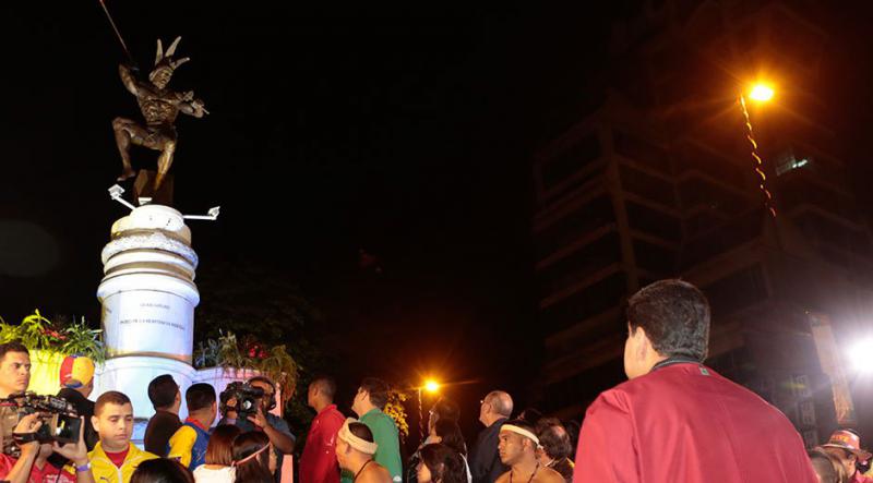 Präsident Nicolás Maduro vor der neu eingeweihten Statue in Caracas