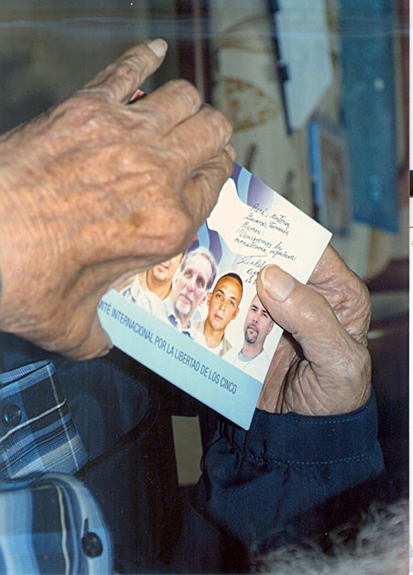 Fidel Castro mit einem Bild der Cuban Five. Die Männer waren unlängst aus US-Gefängnissen entlassen worden