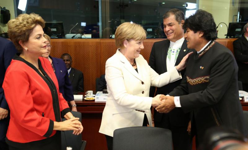 Begrüßten sich in Brüssel: Bundeskanzlerin Merkel, die Präsidentinnen Bachelet und Rousseff (Chile, Brasilien) sowie die Präsidenten Morales und Correa (Bolivien, Ecuador)