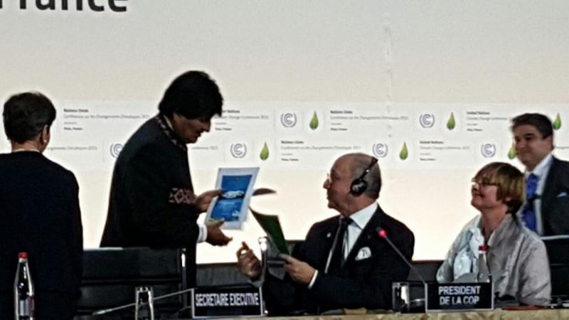 Evo Morales übergibt Laurent Fabius, dem Präsidenten  der Weltklimakonferenz COP21 und französischen Außenminister, das Manifest des Klimagipfels der Völker