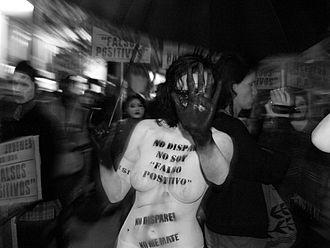 Demonstration in Erinnerung an die als "falsos positivos" Ermordeten in Kolumbien: "Nicht schießen! Bring mich nicht um! Ich bin kein 'falscher Richtiger'!"