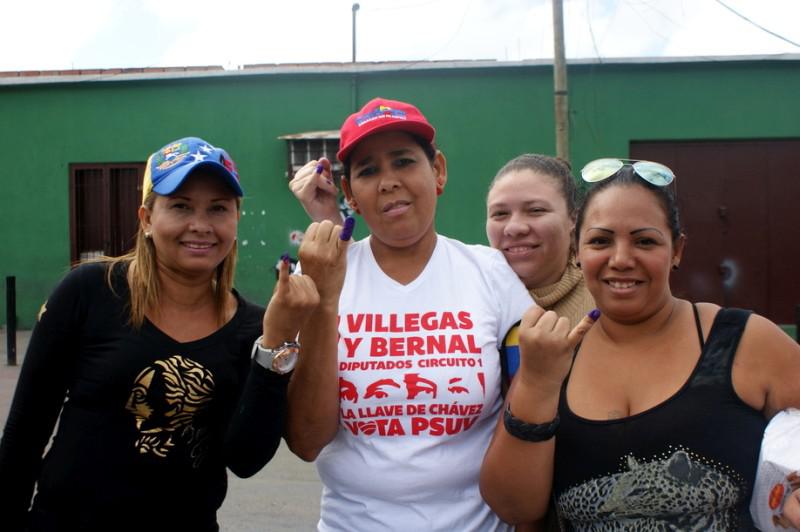 Wählerinnen nach der Abgabe ihrer Stimme bei der Parlamentswahl in Venezuela