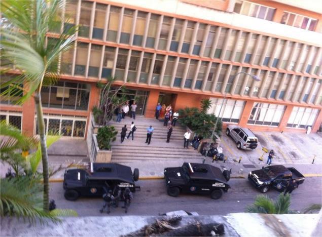 Fahrzeuge des Inlandsgeheimdienstes Sebin vor dem Bürogebäude Antonio Ledezmas