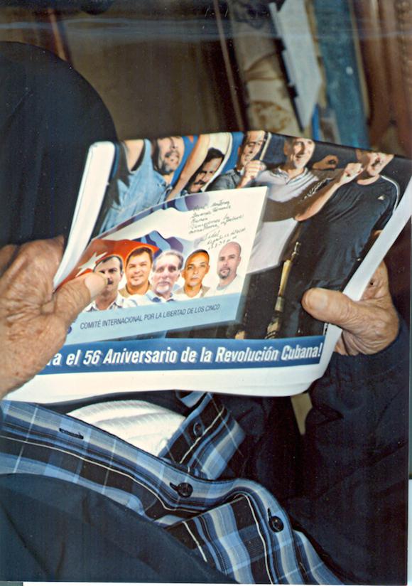 Nahaufnahme der Zeitung in Fidel Castros Händen