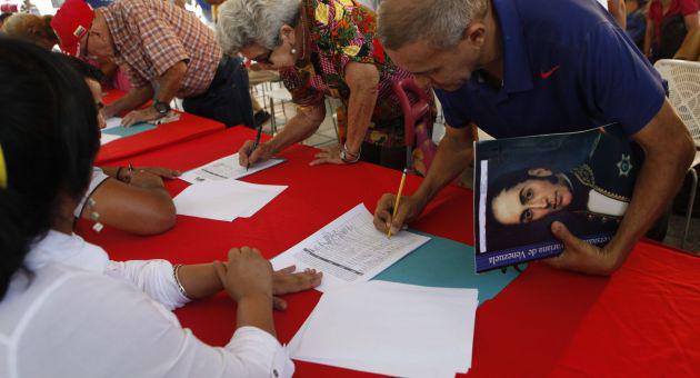 Bürger unterschreiben in Caracas den Aufruf, die Wahlresultate zu respektieren