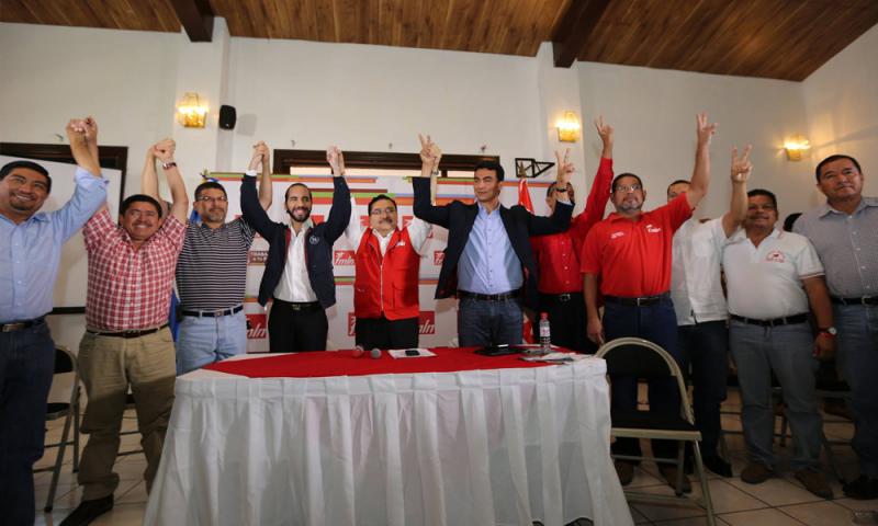 FMLN-Mitglieder feiern ihren Sieg. In der Bildmitte Generalsekretär Medard González , links neben ihm der neue Bürgermeister von San Salvador, Nayib Bukele