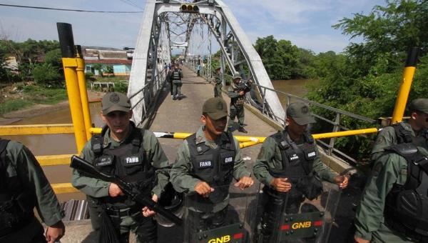 Soldaten bewachen eine Brücke nach Kolumbien