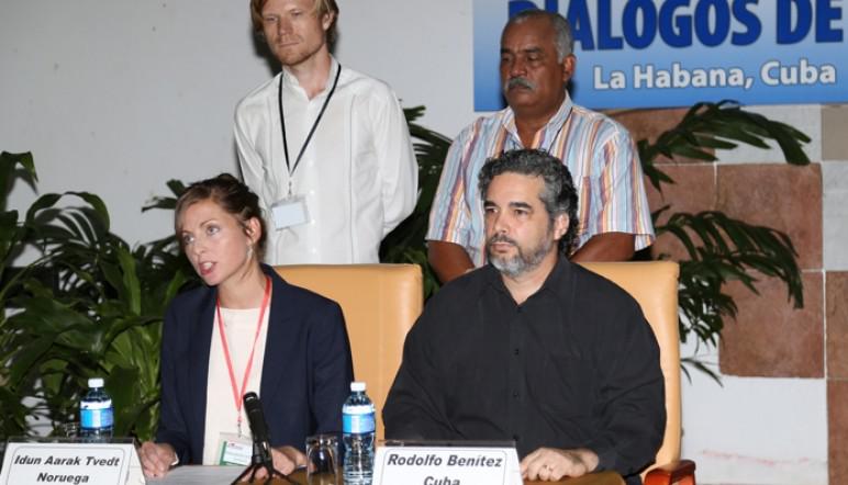 Die Vertreterin Norwegens, Idun Aarak Tvedt, und der Vertreter Kubas, Rodolfo Benítez, bei der Pressekonferenz am Dienstag in Havanna