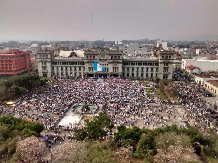 Zehntausende protestieren friedlich vor dem Regierungsgebäude in Guatemala-Stadt
