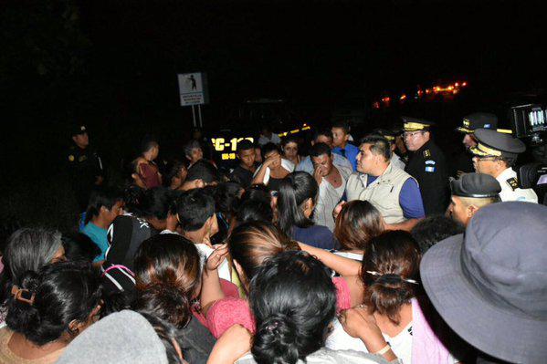 Der Vizeminister für Sicherheit, Elmer Sosa, spricht mit Angehörigen von Gefangenen während dem Polizeieinsatz