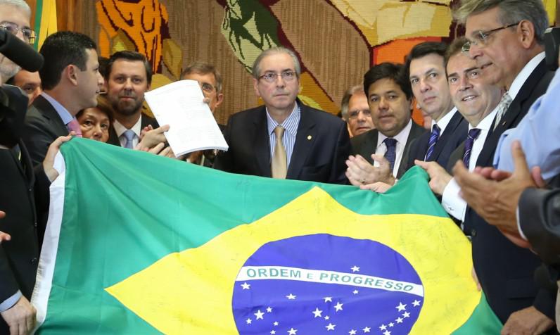 Oppositionspolitiker übergeben dem Präsidenten der Abgeordnetenkammer, Eduardo Cunha (Mitte), den Antrag auf Amtsenthebung