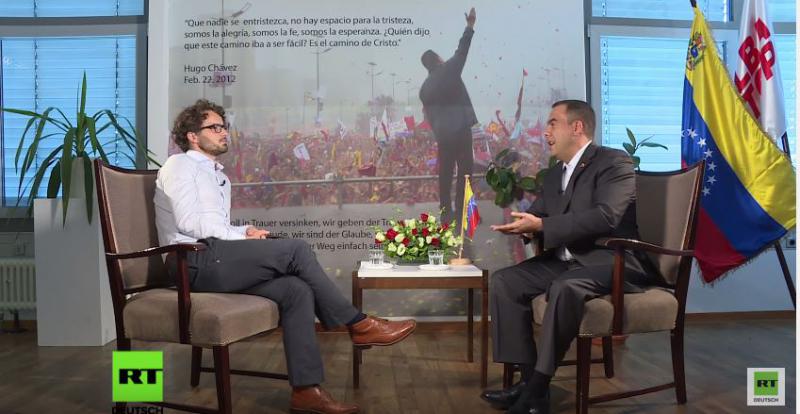 Alejandro Fleming, Vize-Außenminister der Bolivarischen Republik Venezuela mit Florian Warweg (links) im Interview exklusiv für RT Deutsch