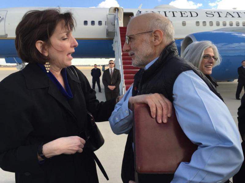 Die Lateinamerika-Beauftragte der US-Regierung, Roberta Jacobson, mit Alan Gross nach seiner Freilassung aus kubanischert Haft
