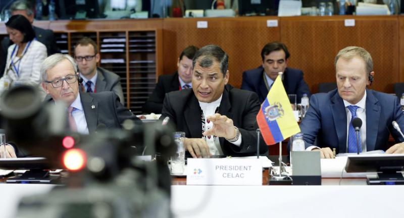 Kommissionspräsident Juncker, der Präsident Ecuadors und Präsident pro tempore der Celac, Rafael Correa, sowie Ratspräsident Tusk beim Gipfeltreffen in Brüssel (von links nach rechts)