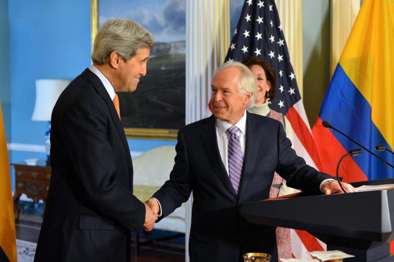 US-Außenminister John Kerry (links) mit Bernard Aronson am vergangenen Freitag. Rechts im Hintergrund die derzeitige Lateinamerika-Beauftrage, Roberta Jacobson