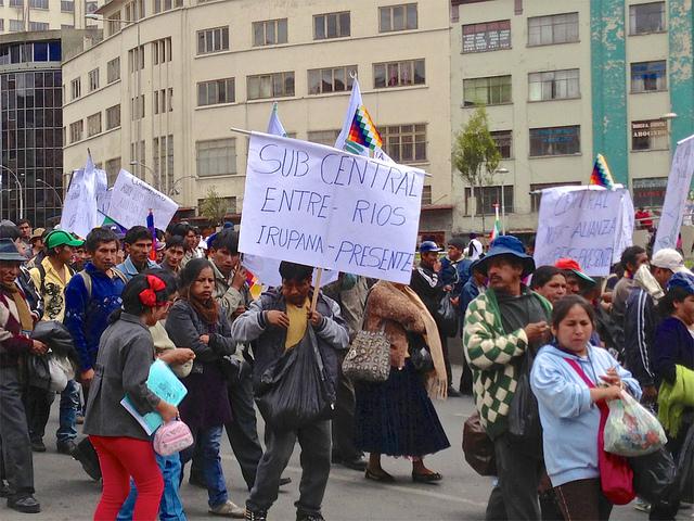 Demo von Koka-Bauern in Bolivien. Die Regierung Morales will sie nicht bekämpfen, sondern ihnen Alternativen bieten