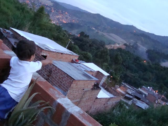 Blick auf La Escombrera aus einem anliegenden Viertel in Medellín