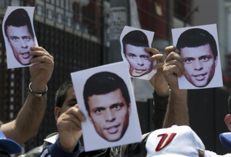 Anhänger von López protestieren gegen seine Inhaftierung, hier vor der venezolanischen Botschaft in Lima, Peru