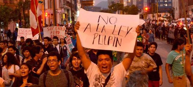 Demonstrierende Jugendliche in Lima