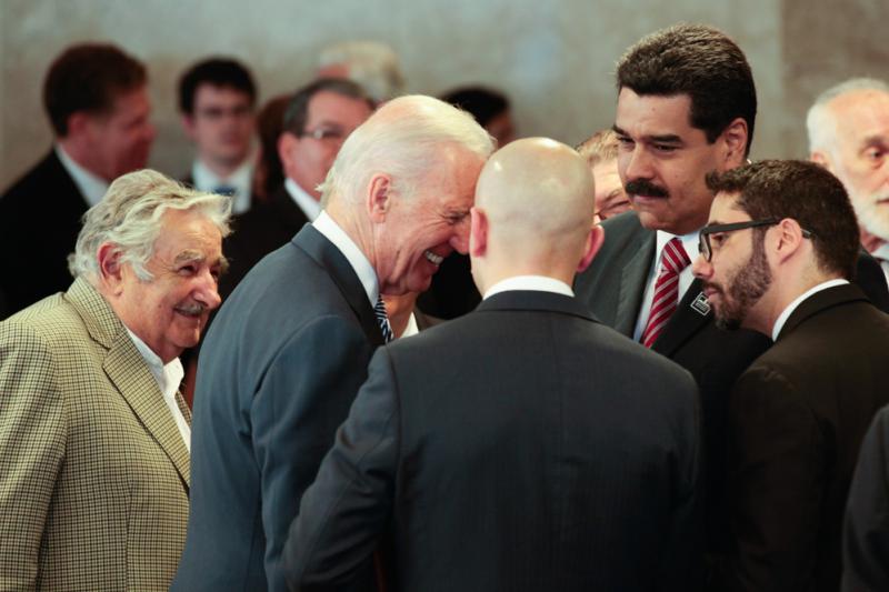 Erbat Respekt für Venezuela:  Präsident Maduro mit US-Vizepräsident am 1. Januar in Brasília. Links im Bild Uruguays Präsident Mujica