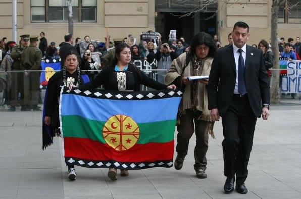 Mapuche-Vertreter überbringen einen offenen Brief ihrer Nationalen Versammlung an Präsidentin Bachelet