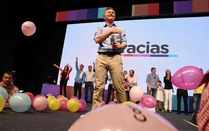 Mauricio Macri feiert mit Anhängern seinen Wahlsieg