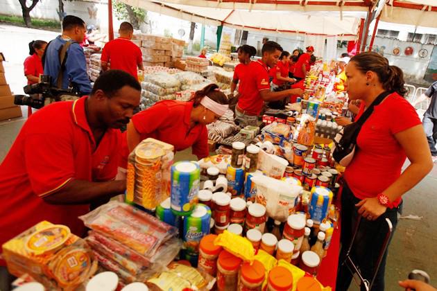 Verkauf von staatlich suventionierten Lebensmitteln unter freiem Himmel in Caracas