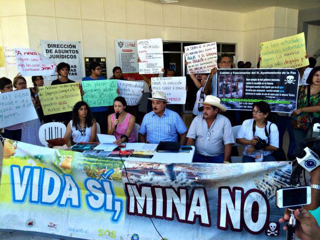 Bergbaugegner bei einer Pressekonferenz von Rema in Mexiko: "Leben ja! Mine nein!"