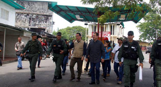 Venezuelas Vizepräsident Jorge Arreaza mit Militärs an der Grenze zu Kolumbien