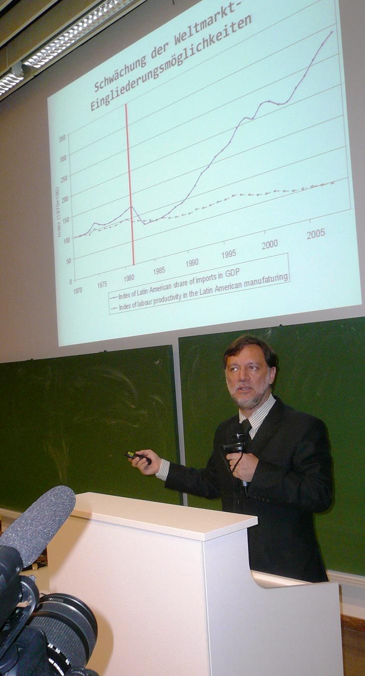Pedro Páez bei einem Vortrag an der Technischen Universität Berlin