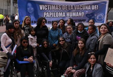 Demonstrierende Mädchen und Eltern in Bogotá