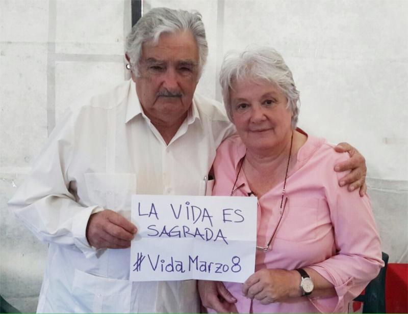 Auch José Mujica und Lucía Topolansky beteiligten sich an der weltweiten Aktion in den sozialen Netzwerken "Das Leben ist heilig - #VidaMarzo8"