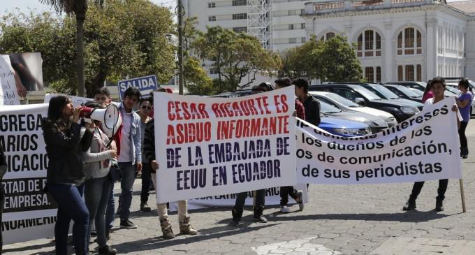 Proteste gegen das "Quito-Forum". Auf dem Transparent steht: "César Ricaurte - eifriger Informant der US-Botschaft"