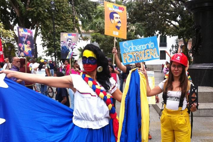 Zwei junge Frauen demonstrieren ihre Unterstützung für Präsident Maduro und die Erdölsouveränität