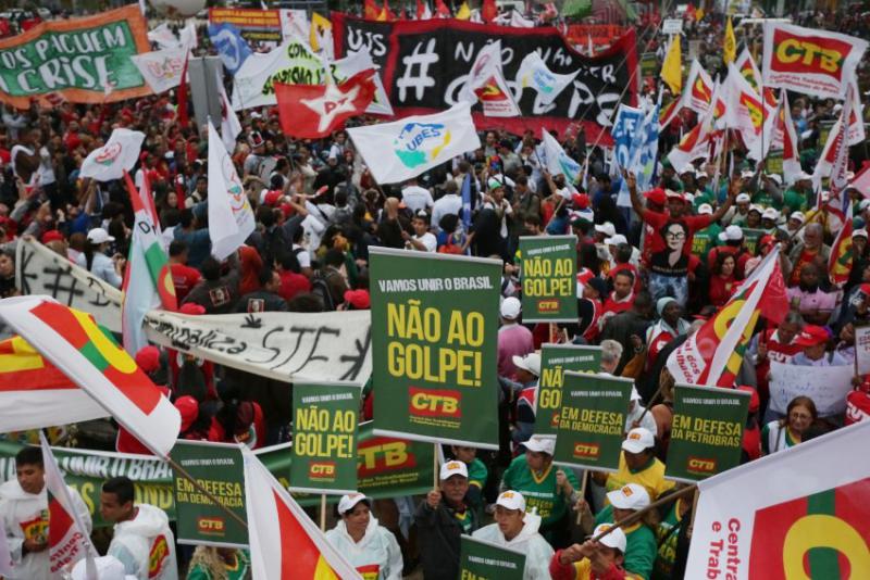 In zahlreichen Städten Brasiliens gingen am Donnerstag Tausende auf die Straße: "Nein zum Putsch"