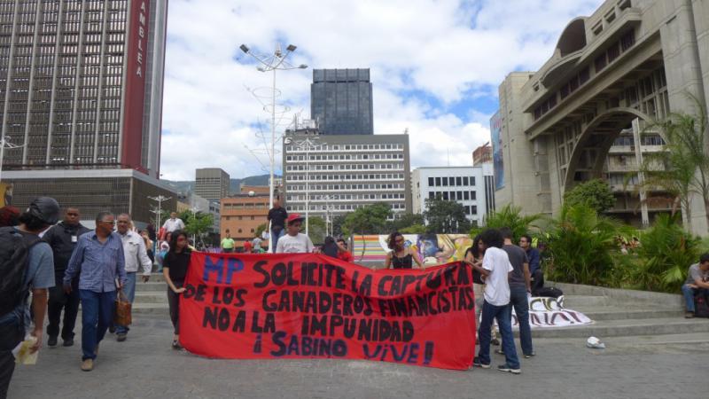 Protest von Angehörigen der Yukpa und Unterstützern gegen Straflosigkeit in Caracas. Auf dem Transparent wird die Festnahme der Auftraggeber des Mordes, der Großgrundbesitzer, gefordert