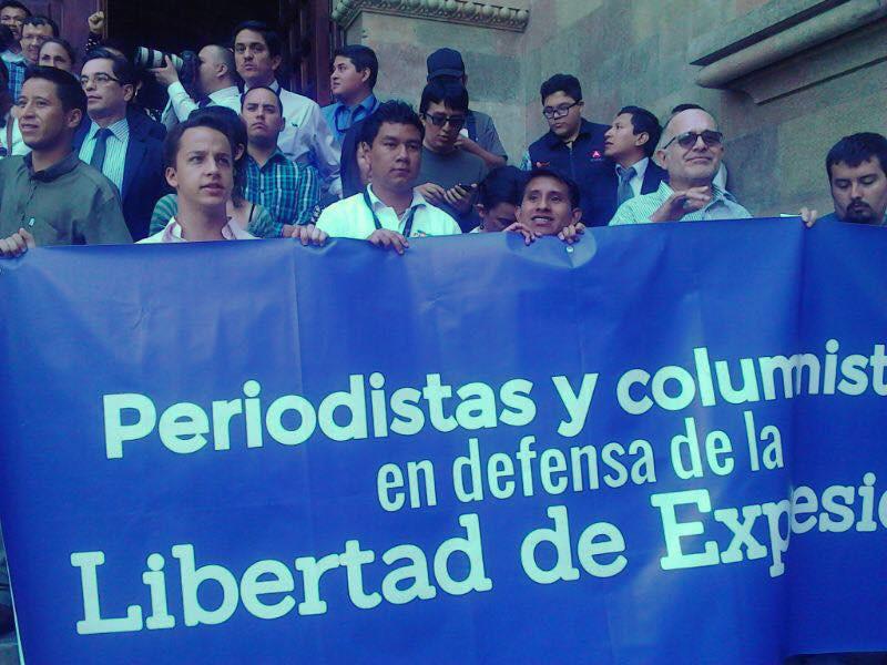 Journalisten protestieren nach den Morden an ihren Kollegen.
"Journalisten und Kolumnisten verteidigen die freie Meinungsäußerung"