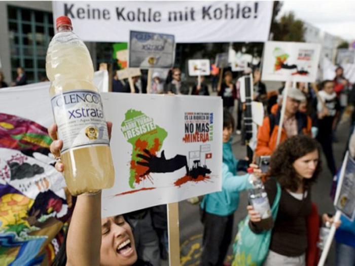 Proteste vor dem Glencore-Hauptsitz in der Schweiz