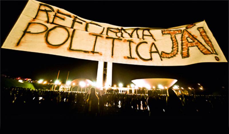 Transparent bei einer Großdemonstration im Juni 2013 für die Reform des politischen Systems in Brasilien