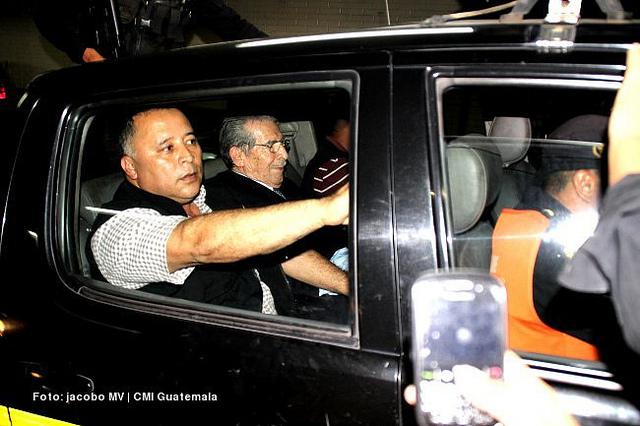 Ríos Montt, hier auf der Rückbank in der Mitte, auf dem Weg zum Prozess