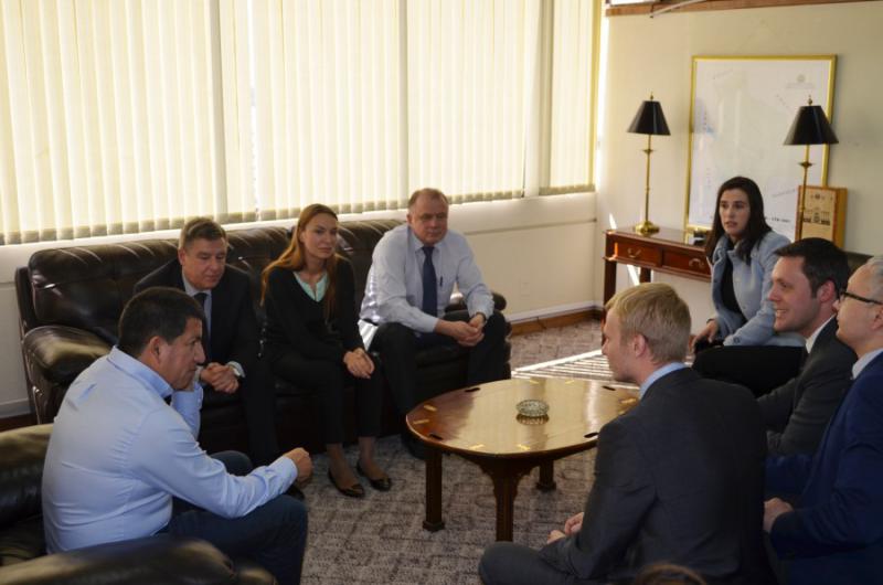 Boliviens Energieminister Sánchez (links im Bild) und eine Delegation aus Russland trafen im Mai in Bolivien zu Gesprächen über das Kooperationsabkommen zusammen