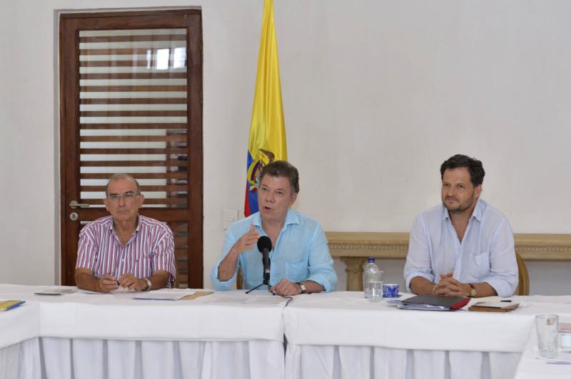 Kolumbiens Präsident Santos (Mitte) und zwei der Delegierten bei den Friedensgesprächen, Humberto de la Calle (links) und Sergio Jaramillo