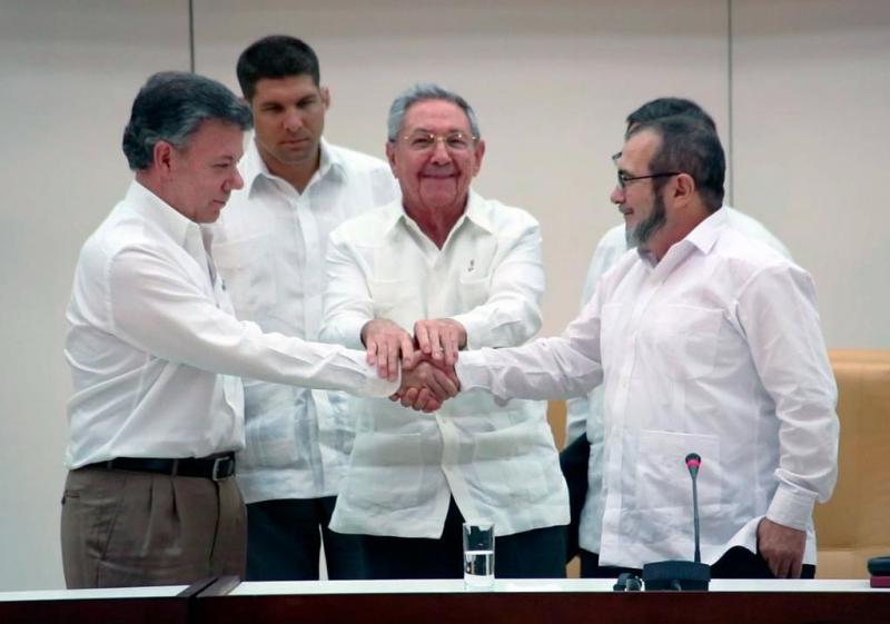 Kolumbiens Präsident Juan Manuel Santos, der kubanische Präsident Raúl Castro und der Oberkommandierende der Farc, Timoleón Jiménez, am Mittwoch in Havanna