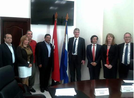 Vertreter der Regierung von Nicaragua und des norwegischen Öl- und Gaskonzerns Statoil nach Vertragsabschluss