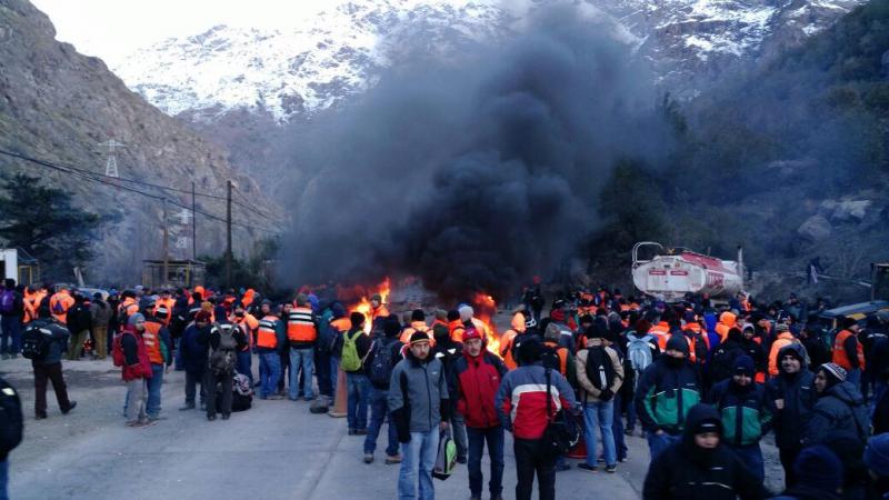 Arbeiter blockieren den Zugang zu einer Kupfermine mit brennenden Reifen