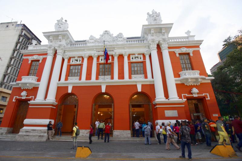 Das Teatro Municipal im Zentrum gehörte zu den Theatern in Caracas, die ungenutzt und fast zerfallen waren, von Grund auf renoviert, wieder in Betrieb genommen und für die Bevölkerung "zurückerobert" wurden