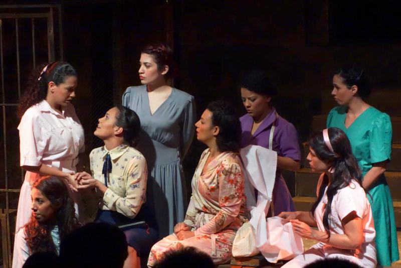Im Saal Rajatabla der Unearte wurde das Stück "Dreizehn Rosen" gespielt. Regie führte der Venezolaner Elvis Chaveinte
