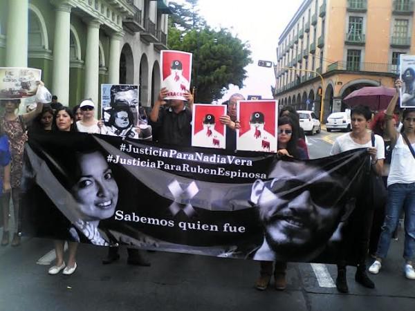 Kundgebung vor dem Regierungssitz in Xalapa, Veracruz: "Gerechtigkeit für Nadia Vera - Gerechtigkeit für Rubén Espinosa - Wir wissen, wer es war". Im Hintergrund Schilder mit dem Konterfei von Gouverneur Duarte