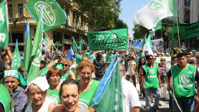 Mehr als 50.000 Menschen demonstrierten gegen die Politik der Regierung von Präsident Macri
